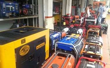 Venezolanos provenientes del Táchira, Mérida, Barquisimeto y Maracaibo han llegado a los negocios de maquinaria agrícola o motobombas de la Diagonal Santander, para comprar plantas y generadores de energía eléctrica.
Geraldine León / La Opinión