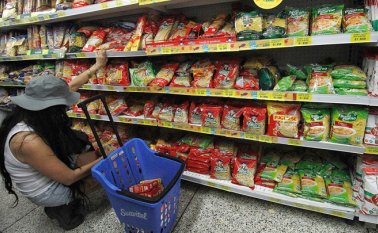 La situación económica de Cúcuta ha provocado que las familias prioricen los rubros de consumo, aumentando el esfuerzo en el gasto en productos como los alimentos y los servicios básicos.
Archivo