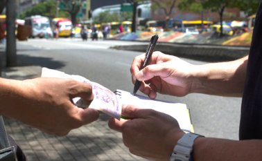 El sistema "gota a gota", también conocido como "por goteo" pone en riesgo no sólo el patrimonio de los eventuales damnificados, sino también la integridad física y hasta la propia vida en caso de incumplimiento". Colprensa