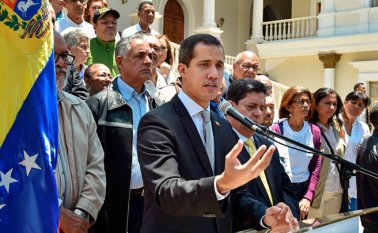 El autoproclamado presidente Juan Guaidó se reunió ayer con empleados públicos y les pidió seguir en las calles. AFP