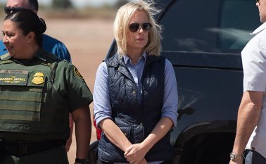 La secretaria de Seguridad Nacional Kirstjen Nielsen espera al presidente de los Estados Unidos, Donald Trump, AFP
