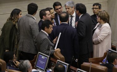 El lunes en la noche se registró un enfrentamiento entre los integrantes de la bancada uribista. Archivo