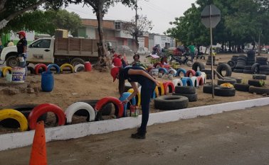 Los puntos críticos son rescatados con limpiezas, recolección de desechos, y ornamentación con objetos reciclados y siembra de plantas.
Cortesía