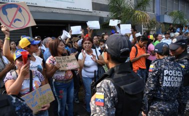 Grupos de venezolanos salieron el miércoles a las calles para reclamar solución a los problemas de los continuos apagones en el país y la falta de agua.
AFP