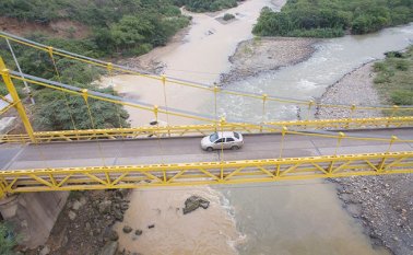 Desde el aire de pueden apreciar los colores de la contaminación que están impactando las aguas del río Zulia. Juan Pablo Cohen / La Opinión