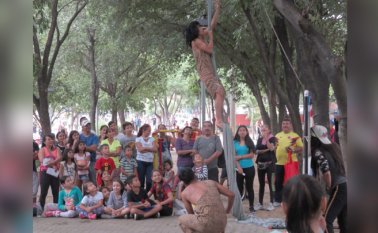 Los jóvenes de Los Duendes hacen presentaciones en espacios abiertos para promover el arte circense como una estrategia de desarrollo cultural.
Cortesía Los Duendes