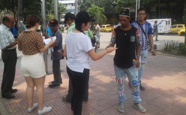 Los estudiantes difunden mensajes de solidaridad, fe y esperanza, pese a los retos que afrontan los migrantes. La Opinión