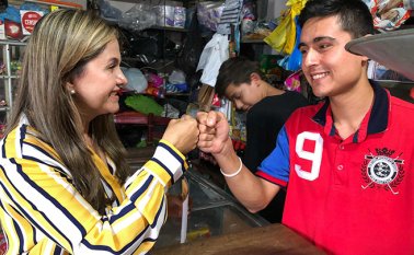 Precandidata Martha María Reyes, con un miembro de la comunidad. Tomada de Facebook