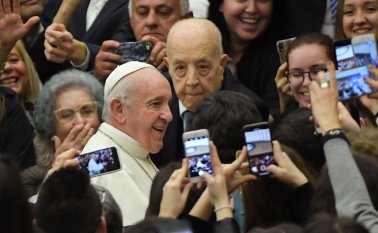 "El teléfono es útil, hay que usarlo, es bonito que todos sepan usarlo, pero cuando te conviertas en esclavo del teléfono, perderás la libertad", sostuvo el papa. AFP