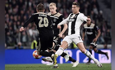 El delantero portugués de la Juventus, Cristiano Ronaldo (R) se desliza a través del mediocampista danés Lasse Schone (L) de Ajax y el mediocampista holandés Donny van de Beek de la Liga de Campeones de la UEFA. AFP
