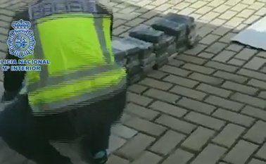 En la inspección al vehículo los policías descubrieron 58 paquetes de cocaína y localizaron otro turismo en las inmediaciones con 77 paquetes más. Captura de video