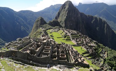 Machu Picchu, ciudad inca rodeada de templos, andenes y canales de agua, construida en lo más alto de una montaña de Perú. EFE