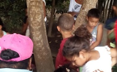 La imagen fue vista de manera tenue en un costado del árbol en la mañana de este Miércoles Santo, pero que a medida que avanzaba el día “la imagen se fue haciendo más nítida”. Colprensa