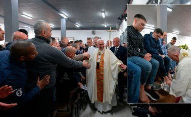 A su llegada, el pontífice fue muy aplaudido por unos 200 detenidos de la prisión de Velletri. AFP