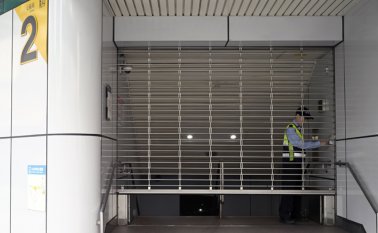 Un miembro de seguridad del Taipei Mass Rapid Transit (MRT) cierra la puerta de entrada a una estación en New Taipei City, como medida de precaución después de un terremoto ocurrido el mediodía de este Jueves Santo. AFP