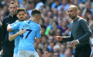 Después de esta décima victoria consecutiva en la Premier League, los vigentes campeones conservarán el título si ganan los cuatro partidos que les restan. AFP