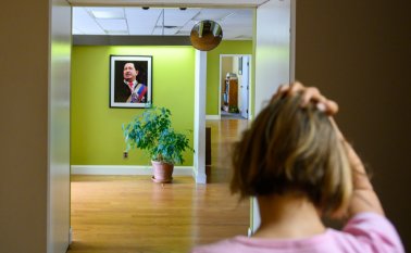 Medea Benjamin, militante de Code Pink, es conocida por irrumpir en actos oficiales con gritos de consignas políticas, suele interrumpir las sesiones de la OEA sobre Venezuela al grito de: "Hands of Venezuela" (Manos fuera de Venezuela).
AFP