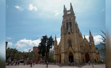 La iglesia de Lourdes, construida en 1875, fue la primera de estilo neogótico en Colombia.
 Colprensa