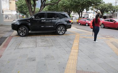 La Alcaldía invierte 13.500 millones de pesos en la remodelación de andenes, zonas verdes y realineamiento de la vía. César Obando / La Opinión