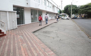 La soledad se apoderó de la calle 8 y ahora son más frecuentes los robos a los pocos establecimientos que aún funcionan. Sus propietarios confían en la pronta reapertura de la Clínica La Salle. César Obando / La Opinión