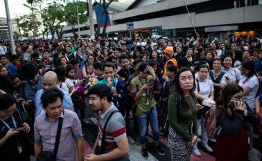 Miles de personas huyeron de los rascacielos de Manila cuando los edificios se sacudieron.  AFP