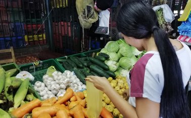 Se encontraron con algunos cítricos, frutas, tubérculos, verduras y hortalizas con un precio más alto del acostumbrado. Daniel Villán / La Opinión