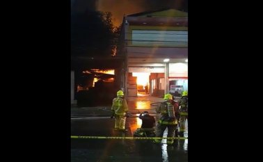 Los bomberos continúan trabajando en el lugar de la emergencia. Captura de video