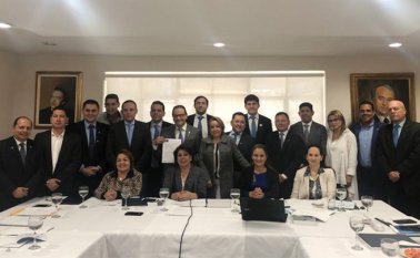 Durante una reunión del directorio nacional, el jueves, en Bogotá, el Partido Conservador hizo entrega oficial del aval que acredita a Silvano Serrano como su candidato único a la Gobernación de Norte de Santander. Cortesía