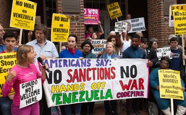 Las puertas y ventanas de la embajada están cerradas con candados. AFP
