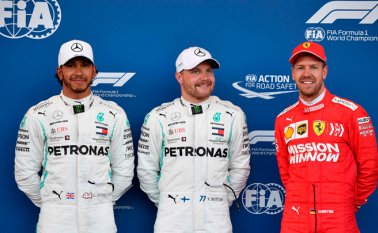 Valtteri Bottas (centro) firmó la octava pole de su carrera y la segunda de la presente temporada. AFP