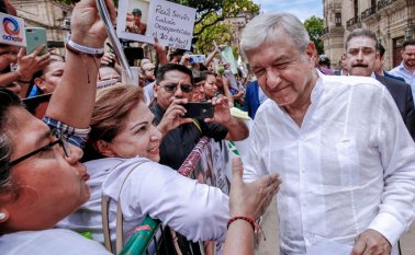 Los programas sociales del presidente Andrés Manuel López Obrador, dirigidos a jóvenes estudiantes y adultos mayores, pueden tener un impacto positivo en la economía mexicana. Archivo
