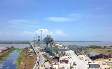 El puente Pumarejo se construye en la desembocadura del río Magdalena. Colprensa