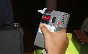 Las pruebas de alcoholemia serán más reiterativas en sitios de consumo de licor y en las vías. Archivo