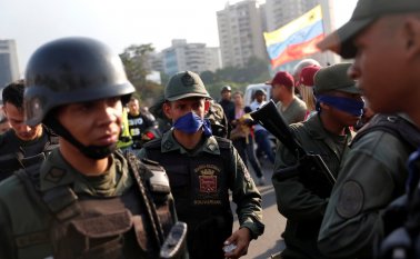 Los militares a favor de Guaidó, se identifican con un trapo azul. Twitter