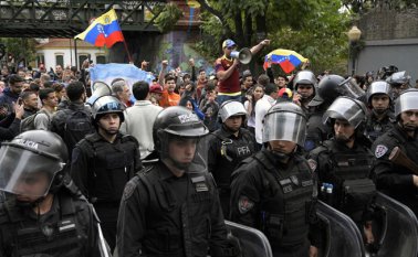Nicolás Maduro, reapareció la noche de este martes en la televisión pública, quince horas después de que comenzara el levantamiento militar. AFP