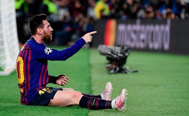 El Barça penaba para conectar con Leo Messi, muy vigilado, pero la lesión de Naby Keita, sustituido por Jordan Henderson. AFP