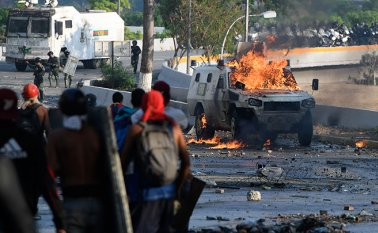 Según los servicios de salud de la opositora alcaldía de Chacao, epicentro de los disturbios en el este de la ciudad, uno de los 27 atendidos en el municipio resultó herido de bala. AFP