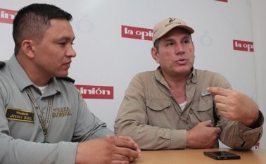 El jefe del Grupo de Protección al Turismo y Patrimonio de Norte de Santander, intendente Jhimy Roa, y el ambientalista de Arboledas, Wilson Ortega, quienes vienen trabajando por la conservación de las aves.
