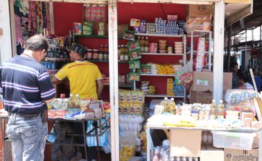 El arribo masivo de compradores de Venezuela a Villa del Rosario estaría generando escasez de algunos productos de la canasta básica. César Obando