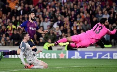 El Liverpool jugó un gran partido en el Camp Nou pero se encontró con la eficacia del Barcelona, con un doblete de Lionel Messi y un tanto de Luis Suárez. AFP
