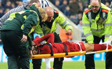 Salah fue retirado en camilla en el minuto 73. AFP