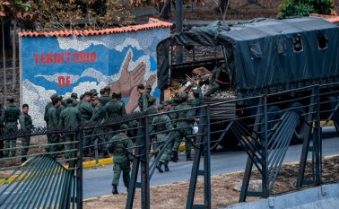 Tras una fallida insurrección liderada por Guaidó el martes, el mandatario socialista reiteró su pedido de "lealtad", al tiempo que exigió a los militares tener "ojo pelado (abierto) con los vendepatria, traidores y quinta columna". AFP