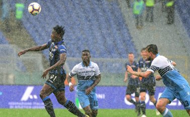 El Atalanta consiguió su victoria en la segunda mitad, con un gol del belga Timothy Castagne (58) y una diana en contra del brasileño Wallace (76). AFP