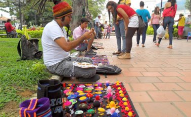 En los parques de los municipios de la Provincia de Ocaña el artista Luis Alberto Manga Jaime, de 34 años, comparte su talento con los transeúntes. Cortesía