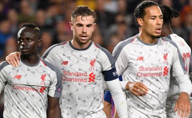 El Liverpool busca una remontada que sería histórica al tiempo que apura sus opciones por alzarse con la Premier League treinta años después. AFP