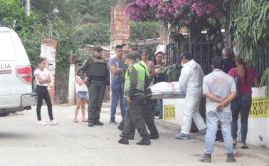 Los investigadores  judiciales no le hallaron heridas abiertas a la mujer. El equipo forense del Instituto de Medicina Legal establecerá las causas de la muerte.
 Cristian Herrera / La Opinión