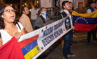 A la fecha continúan presos 757 civiles y 100 militares. AFP