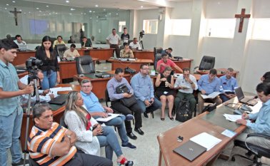 Los asistentes al control político a la concesión de alumbrado público quedaron con las ganas de conocer las respuestas a tantos cuestionamientos hechos a ese servicio. La razón: la sesión fue saboteada.
Mario Caicedo / La Opinión