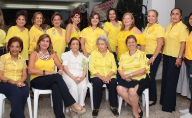 Alexandra Reyes, Fanny Arenas, Belén Hernández, Teresa de González, Claudia de Mora, María Elena Llanes, Josefina de Botta, Raquel Rueda, Nancy de Parra, Fabiola Hernández y Patricia Laguado.Sentadas: Sonia de Rodríguez, Yolanda Rey de Colmenares, Graciela de Ronderos, Elvira Robayo de Montaña y Marleny Mafla de Ararat. Obando