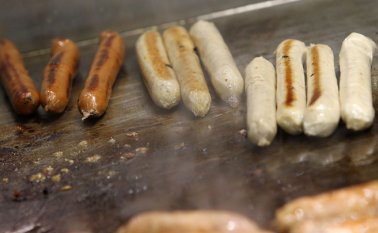La futura élite mundial de la carnicería observa con perplejidad el auge de productos sintéticos desarrollados a partir de proteínas vegetales. AFP
